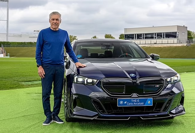 Cựu huấn luyện viên trưởng của Chelsea và Everton, Carlo Ancelotti thích chiếc BMW i5 M60 xDrive màu xanh.