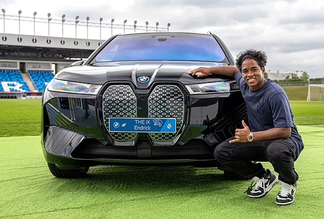 Endrick trông rất phấn khích khi được thưởng một chiếc BMW i7 M70 xDrive trong năm đầu tiên thi đấu tại Bernabeu. Chiếc xe có giá khoảng 71.000 bảng Anh.