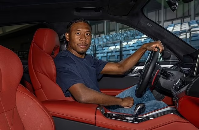David Alaba vẫn bình tĩnh khi tạo dáng bên trong chiếc XM siêu đắt tiền của mình. Hậu vệ này tạo dáng chụp ảnh bên trong nội thất sang trọng màu đỏ sẫm, với một tay đặt trên vô lăng.