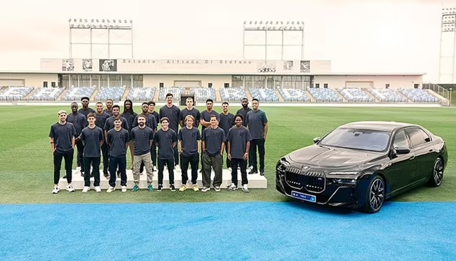 Đội một của Los Blancos được tặng xe miễn phí trong năm thứ ba hợp tác với BMW.
