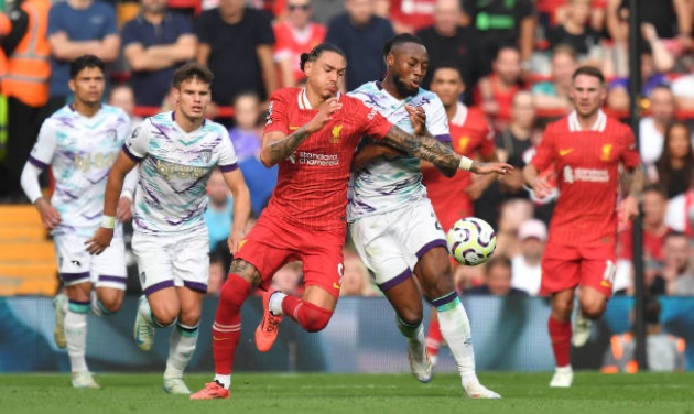 Darwin Nunez trong một pha tranh chấp cùng cầu thủ của Bournemouth.