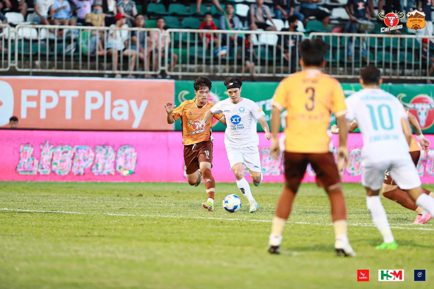 Các chân sút Nam Định bất lực trước hàng thủ HAGL. Ảnh: HAGL FC.