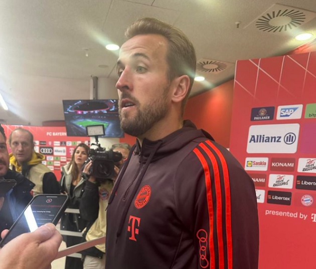 Phóng viên BILD Heiko Niedderer cho biết Kane dường như có thể đi lại mà không gặp nhiều khó khăn. Tiền đạo này cũng cho biết: "Chấn thương rất đau, nhưng tôi nghĩ là ổn. Chúng tôi sẽ kiểm tra lại bàn chân vào ngày mai."