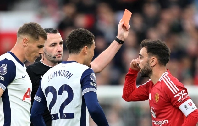 Bình luận trên sóng Sky Sports, Jamie Redknapp, Ashley Young và Darren Bent đều đồng tình rằng trọng tài quá khắc nghiệt với Fernandes.