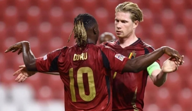 De Bruyne và các đồng đội gặp khó khăn trước Israel trong hiệp 1.