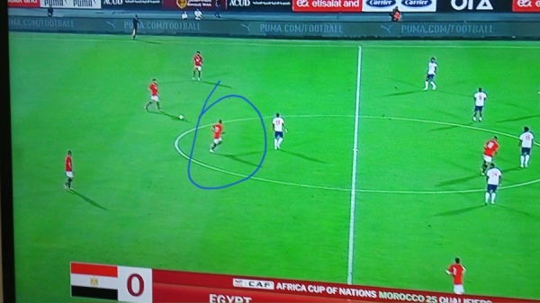 Ngôi sao người Ai Cập lui về giữa sân.