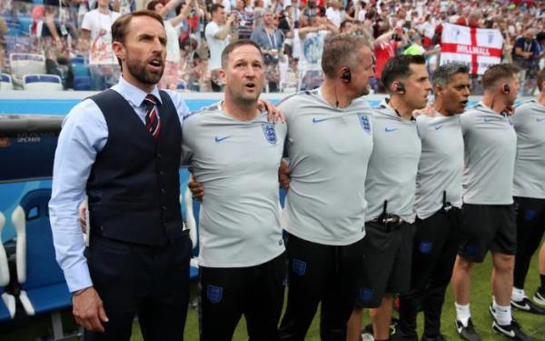 Southgate và các cộng sự hát bài 'God Save The King'.