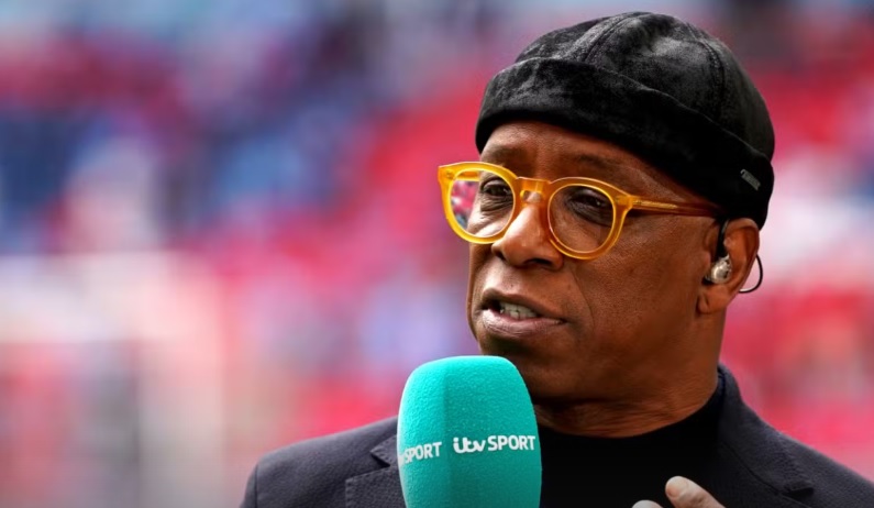 Bản thân Wright từng là một tiền đạo xuất sắc.