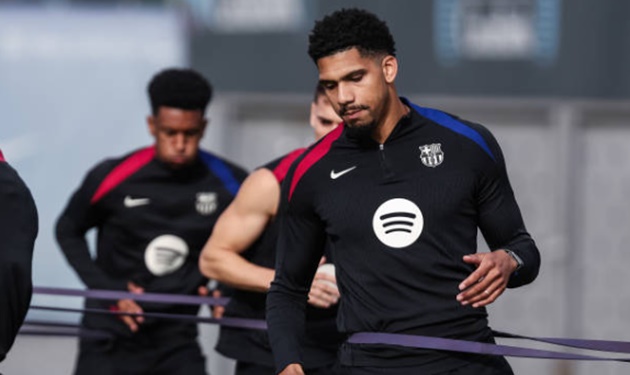 Barca quyết không để mất Araujo dễ dàng.