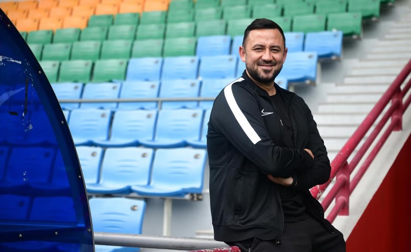 Hasney đang hỗ trợ bóng đá Singapore.