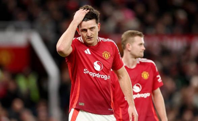 Hàng phòng ngự Manchester United liên tục để thủng lưới.