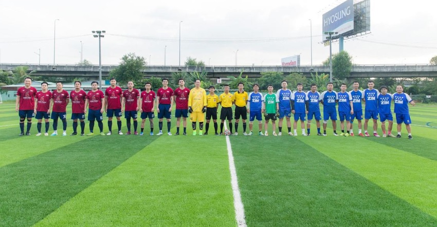 Hai đội chụp ảnh kỷ niệm.