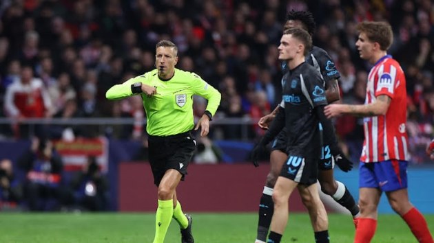 Atletico mất người từ sớm.