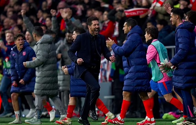 Simeone chạy đến chỗ học trò ăn mừng.