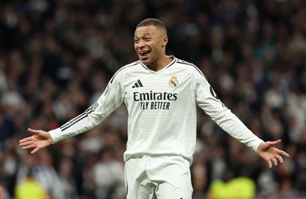 Mbappe ghi bàn trong trận thắng Salzburg.