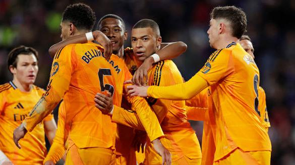 Real Madrid thắng dễ Valladolid trên sân khách.