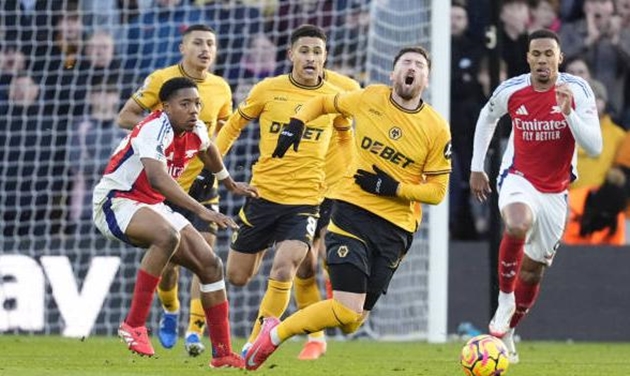 Tình huống dẫn đến tấm thẻ đỏ gây tranh cãi của Myles Lewis-Skelly.