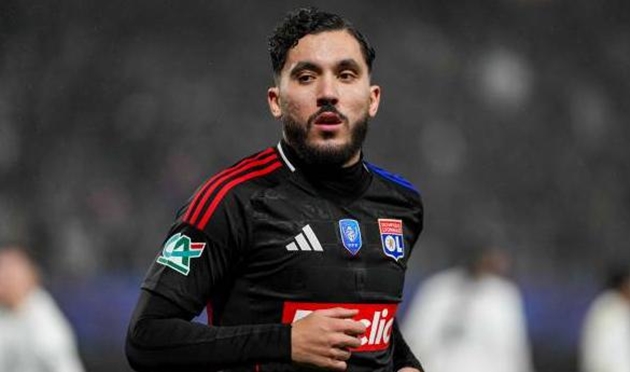 Liverpool và Manchester United quan tâm đến Rayan Cherki.