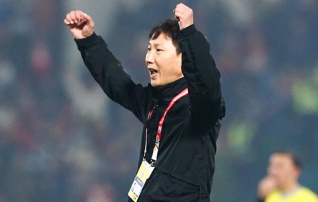 Thầy trò HLV Kim Sang-sik tiến gần đến chức vô địch.