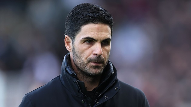 Arteta và Arsenal quyết tâm bám đuổi Liverpool.
