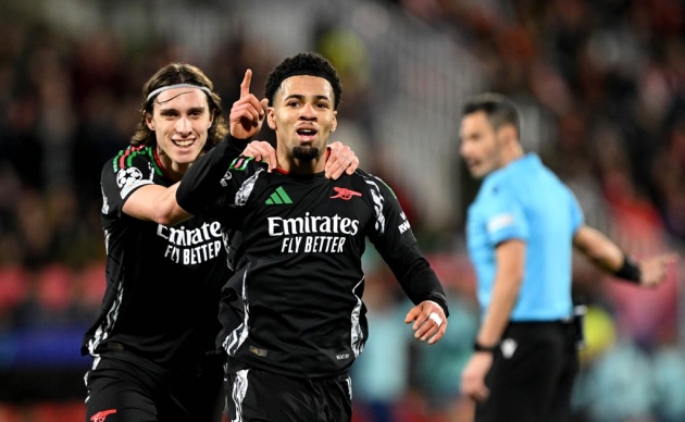 Ethan Nwaneri tỏa sáng.