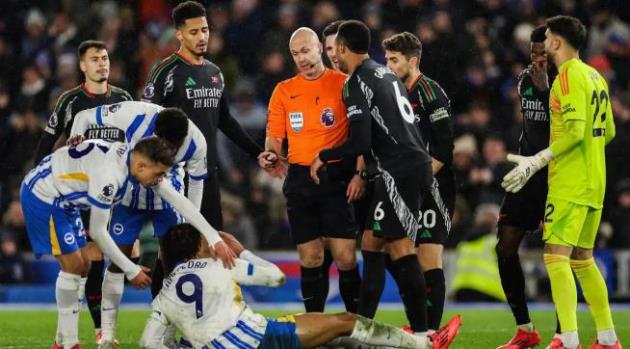 Pha bóng gây nhiều tranh cãi của trận đấu.