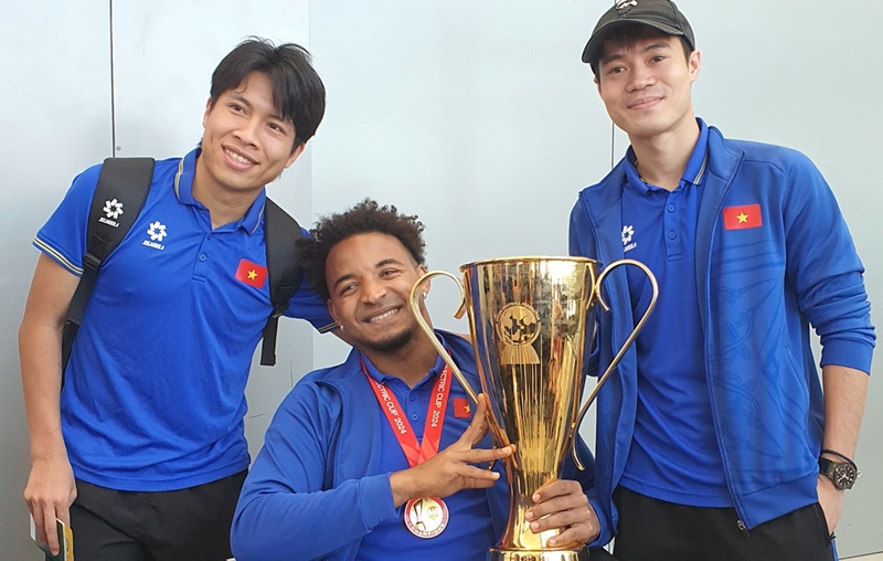 Xuân Son bên chiếc cúp vô địch AFF Cup 2024 cùng các đồng đội Nam Định. Ảnh: VFF.