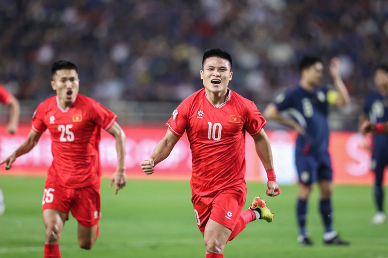 Tuấn Hải liên tục làm khổ Suphanan. Ảnh: Hà Nội FC.