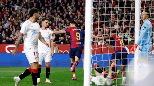 Lewandowski đưa Barca vươn lên dẫn trước.