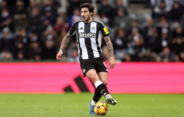 Tonali khó về lại Italia chơi bóng