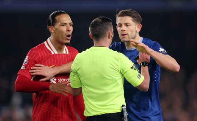 Virgil Van Dijk không hài lòng với trọng tài Michael Oliver.