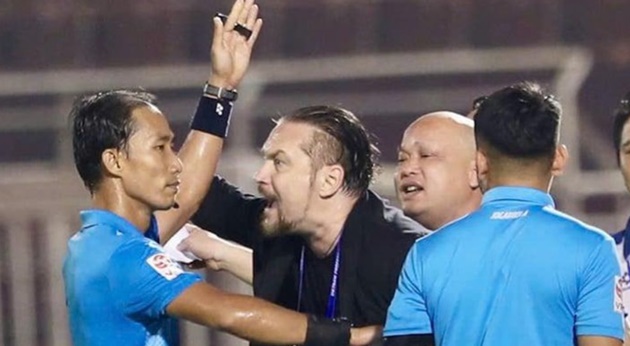 Trọng tài khiến trận đấu bị ''xé nát''.