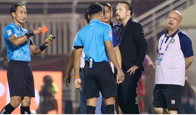 Ông Lê Vũ Linh tạo ra sự lộn xộn trên sân Thống Nhất.