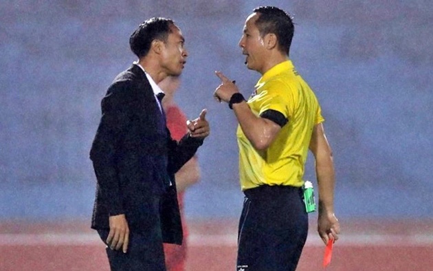 HLV Lê Đức Tuấn tranh cãi với trọng tài