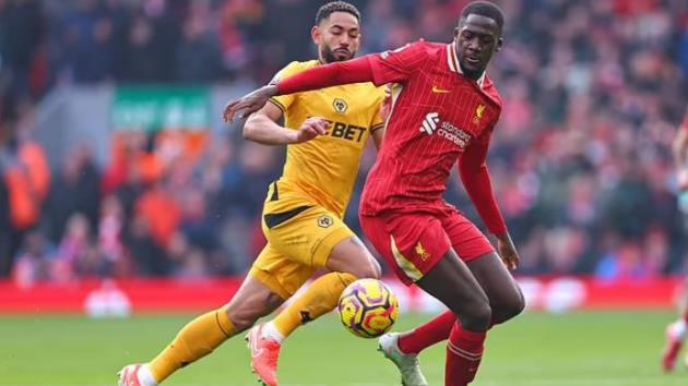 Konate thoát thẻ đỏ trước Wolves.