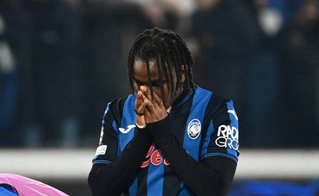 Lookman hóa tội đồ với cú sút phạt đền hỏng.