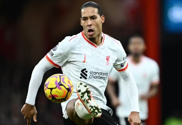 Van Dijk chỉ huy hàng thủ Liverpool.