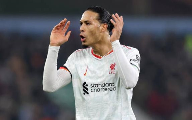 Virgil Van Dijk thất vọng khi Liverpool đánh rơi 2 điểm.