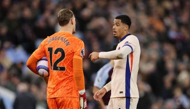 Những thủ môn của Chelsea liên tiếp mắc sai lầm.