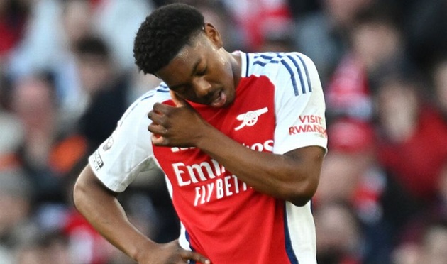 Myles Lewis-Skelly bị đuổi khỏi sân trong trận đấu với West Ham United.