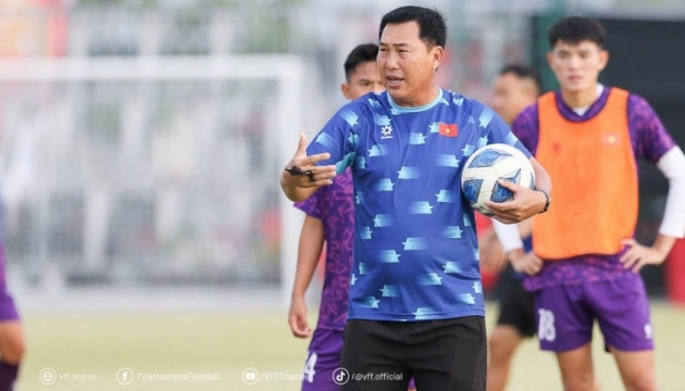 HLV Hứa Hiền Vinh rời đội tuyển trẻ sau thành tích kém thuyết phục.