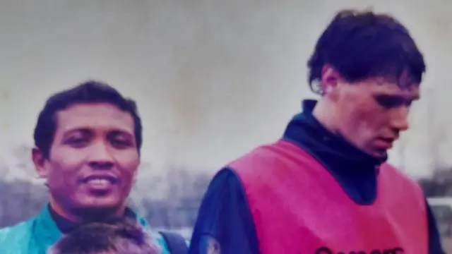 Gusnul Yakin và Marco van Basten.