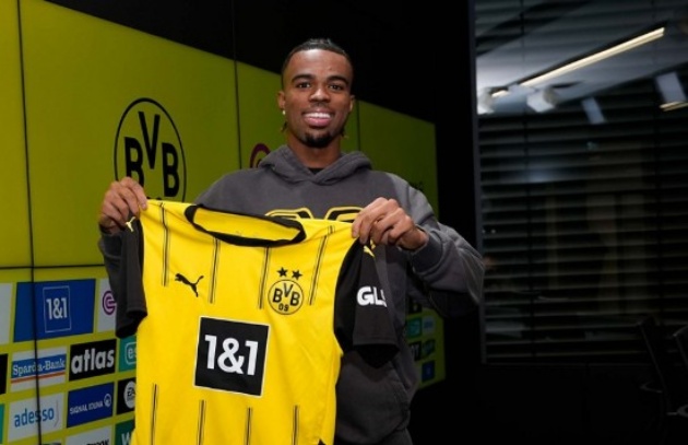 Carney Chukwuemeka cập bến Dortmund.
