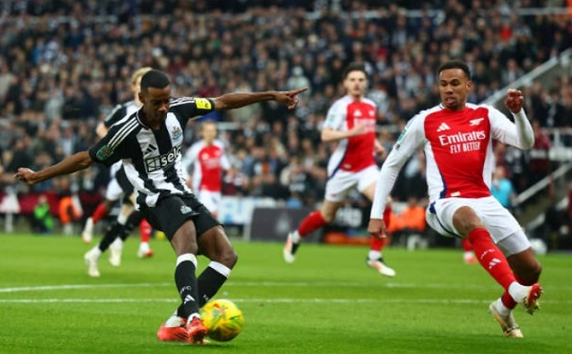 Isak khiến hậu vệ Arsenal cực kỳ vất vả trong việc truy cản.