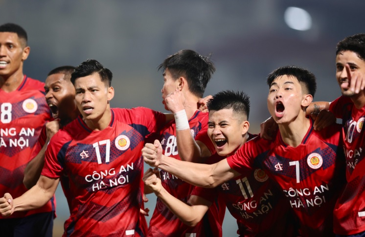 CAHN đi tiếp với ngôi đầu bảng.