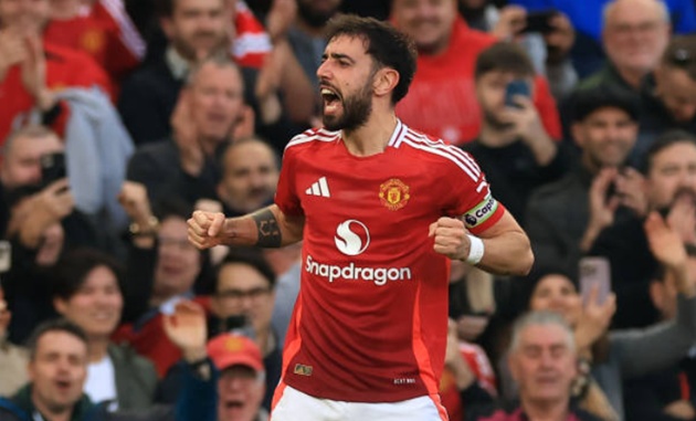 Fernandes ăn mừng sau khi lập siêu phẩm.