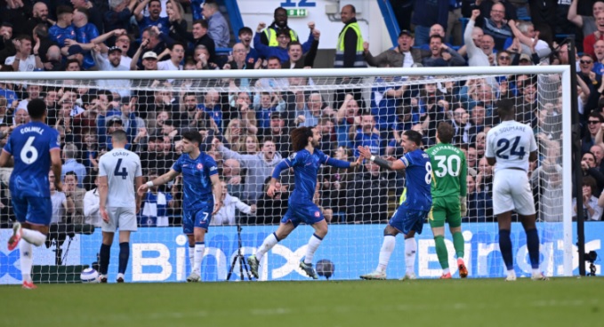 Cucurella mang về 3 điểm cho Chelsea.