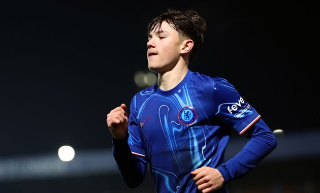 Reggie Walsh, cầu thủ 16 tuổi của Chelsea, ngồi dự bị trước Copenhagen.