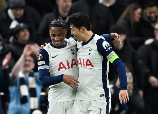 Son Heung-min ghi dấu ấn trong cả 3 bàn thắng của Tottenham.
