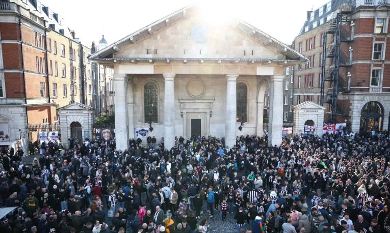 Hàng nghìn CĐV trung thành của "Chích Chòe" đã đổ về London, biến Covent Garden thành một biển màu đen trắng, hát hò, cổ vũ và tận hưởng không khí trước trận đấu.